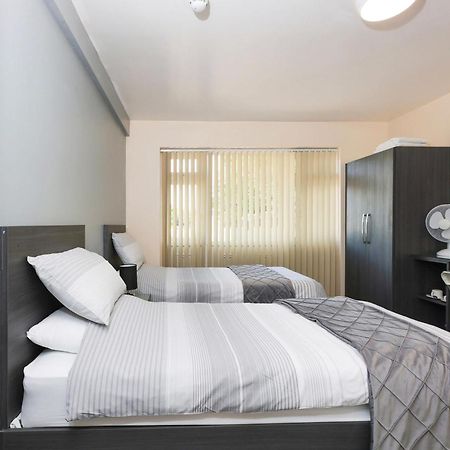 Oyo Honeycroft Lodge Uxbridge Bagian luar foto