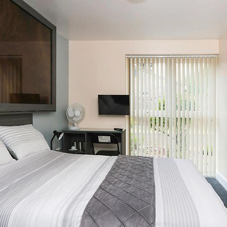 Oyo Honeycroft Lodge Uxbridge Bagian luar foto