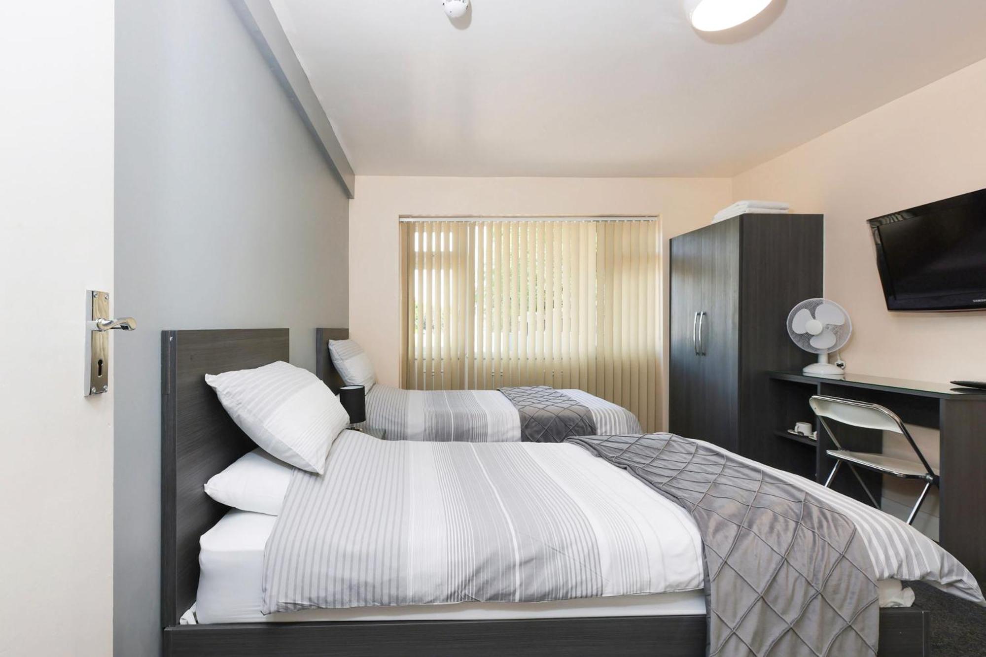 Oyo Honeycroft Lodge Uxbridge Bagian luar foto
