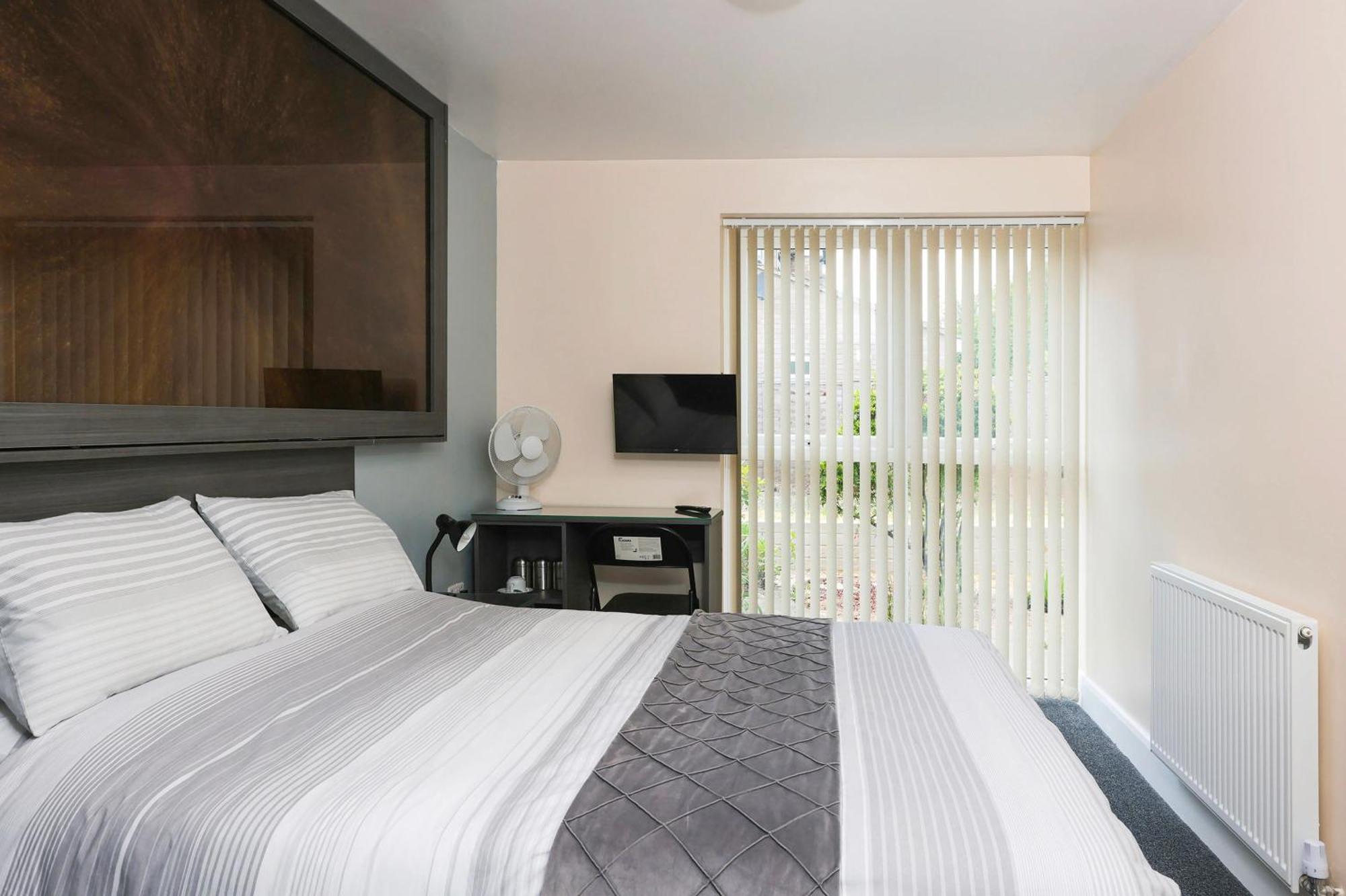 Oyo Honeycroft Lodge Uxbridge Bagian luar foto