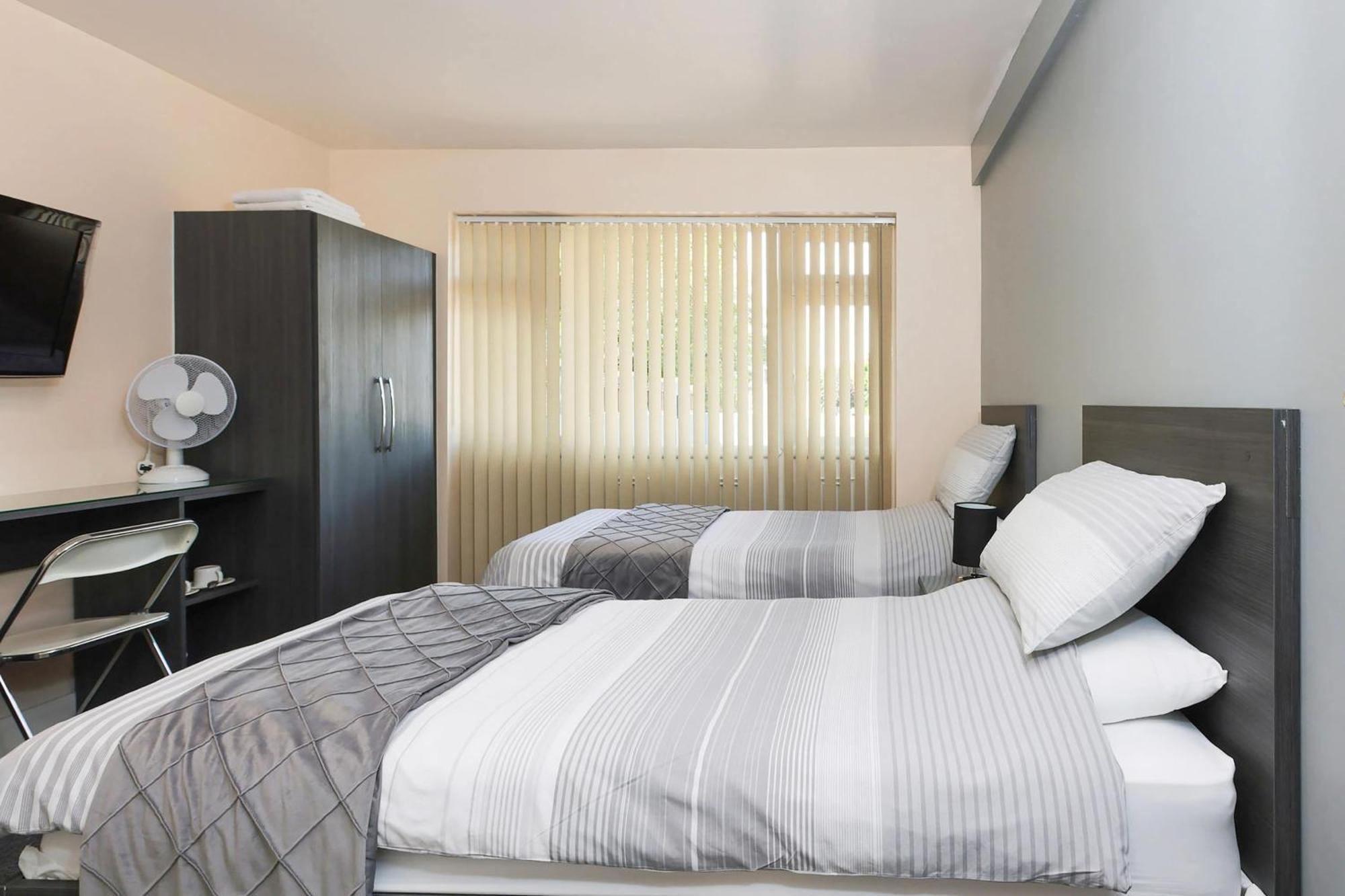 Oyo Honeycroft Lodge Uxbridge Bagian luar foto