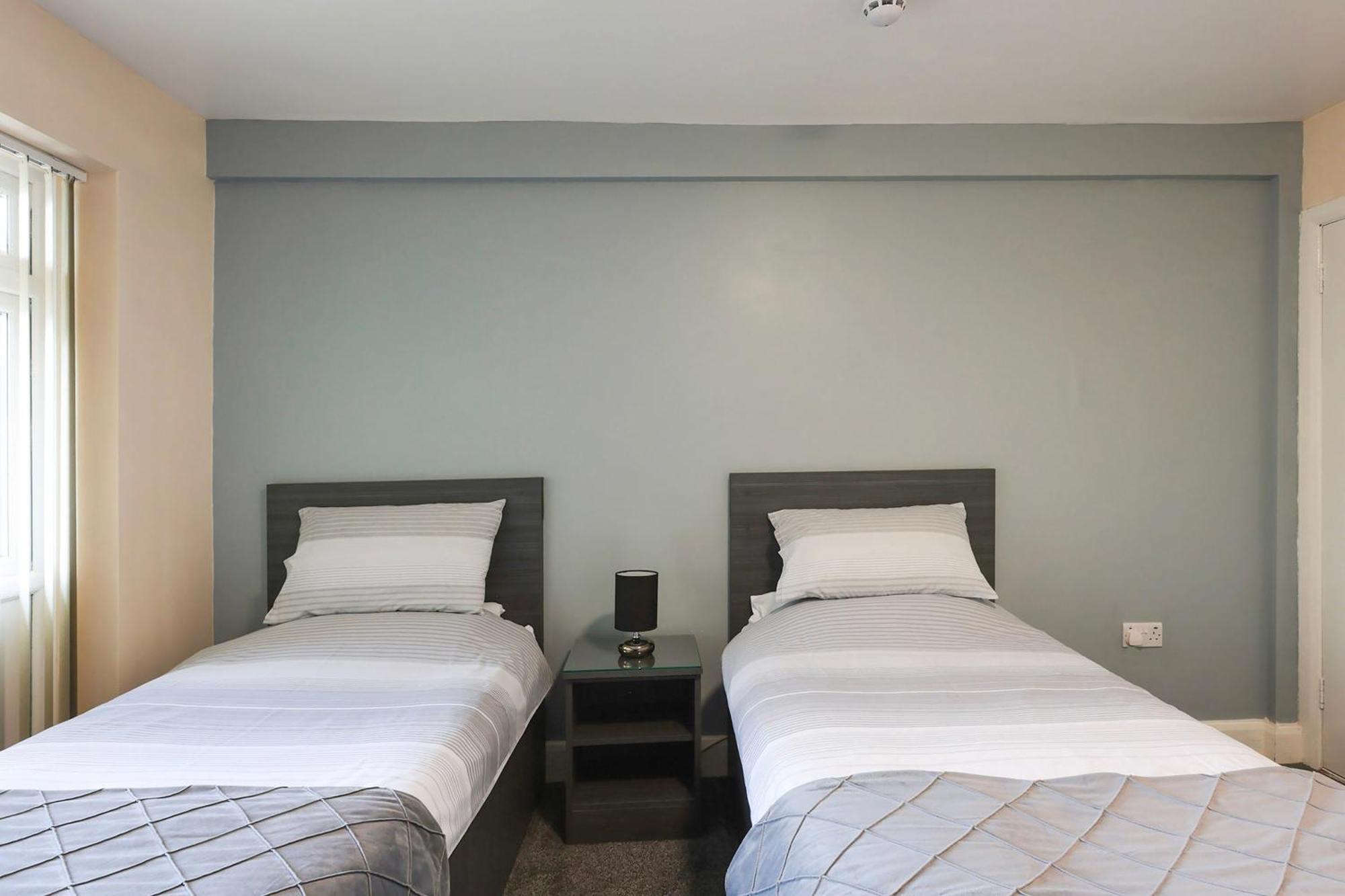 Oyo Honeycroft Lodge Uxbridge Bagian luar foto