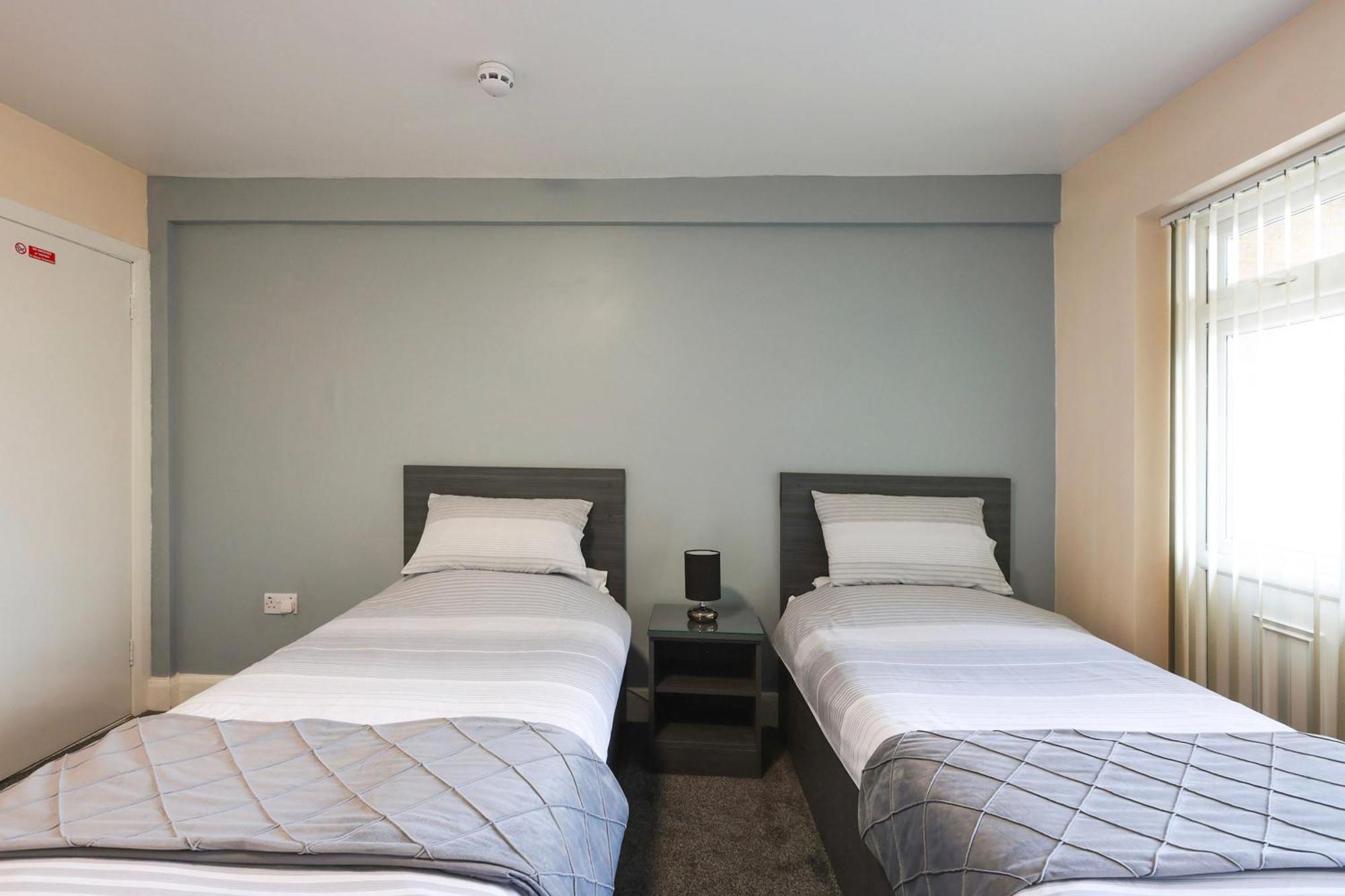 Oyo Honeycroft Lodge Uxbridge Bagian luar foto
