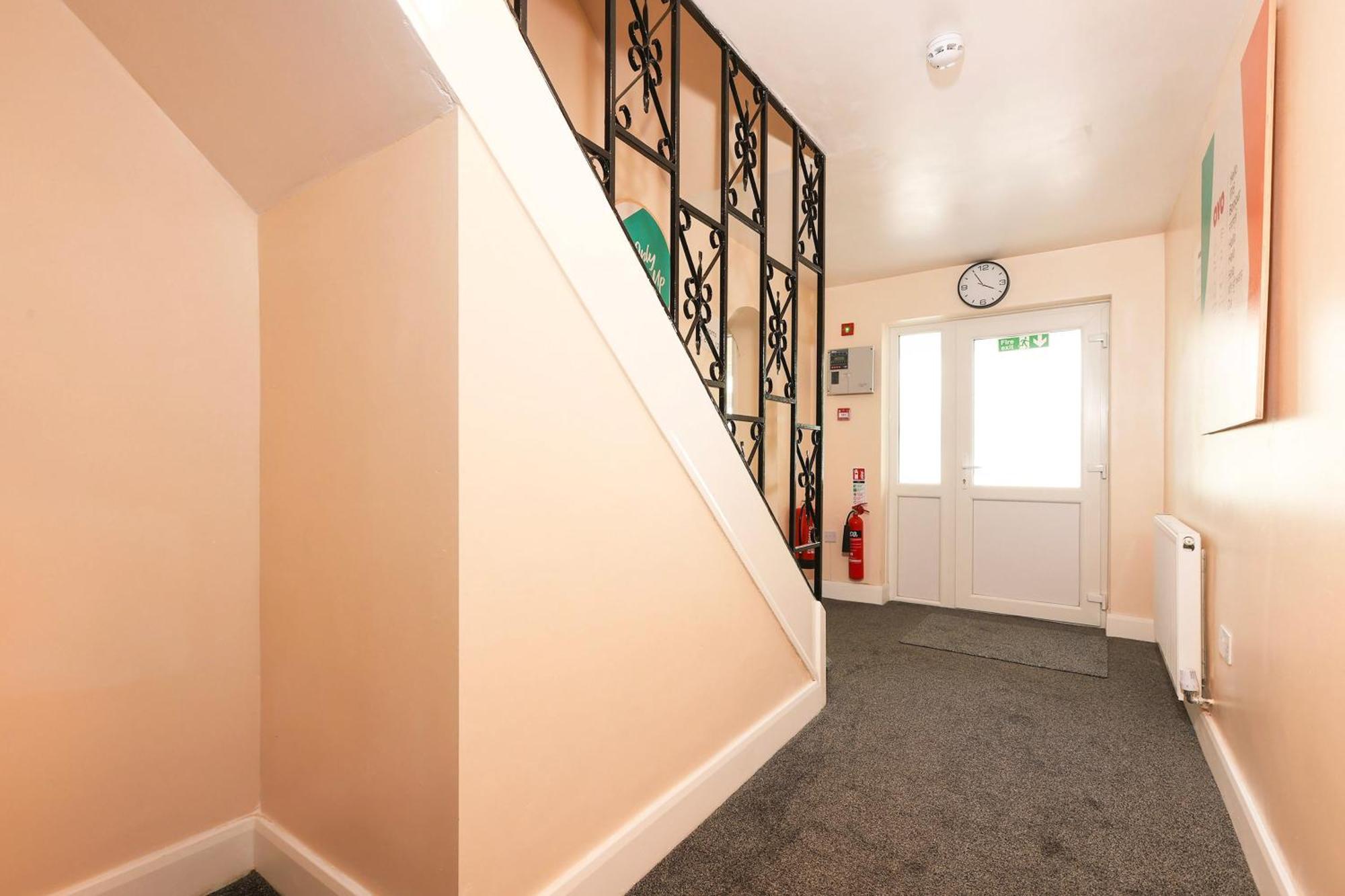 Oyo Honeycroft Lodge Uxbridge Bagian luar foto