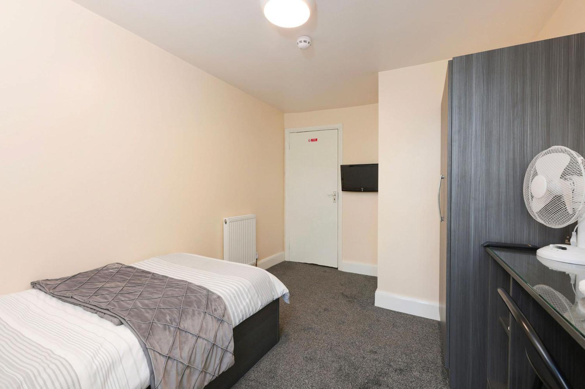 Oyo Honeycroft Lodge Uxbridge Bagian luar foto