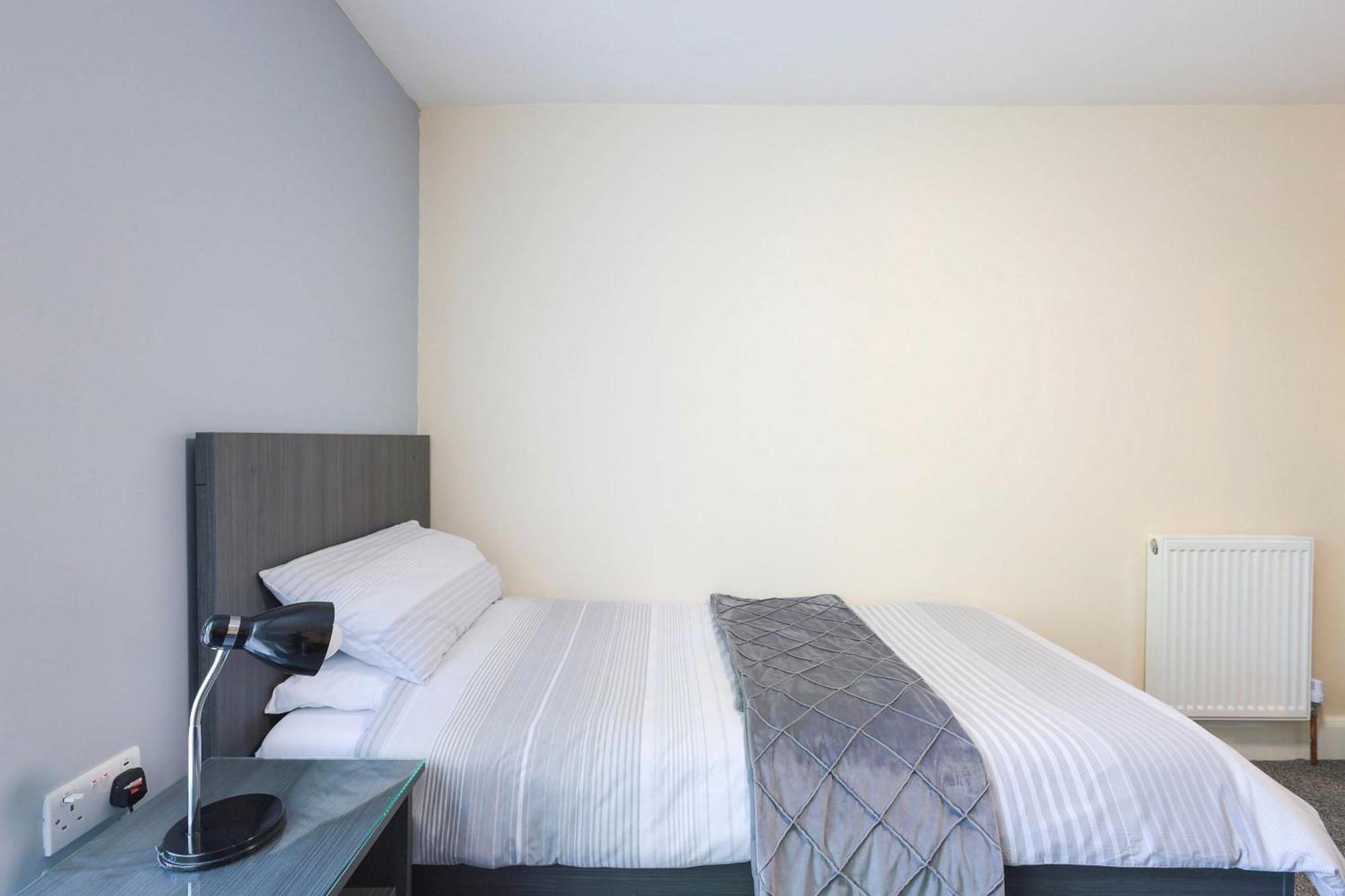 Oyo Honeycroft Lodge Uxbridge Bagian luar foto