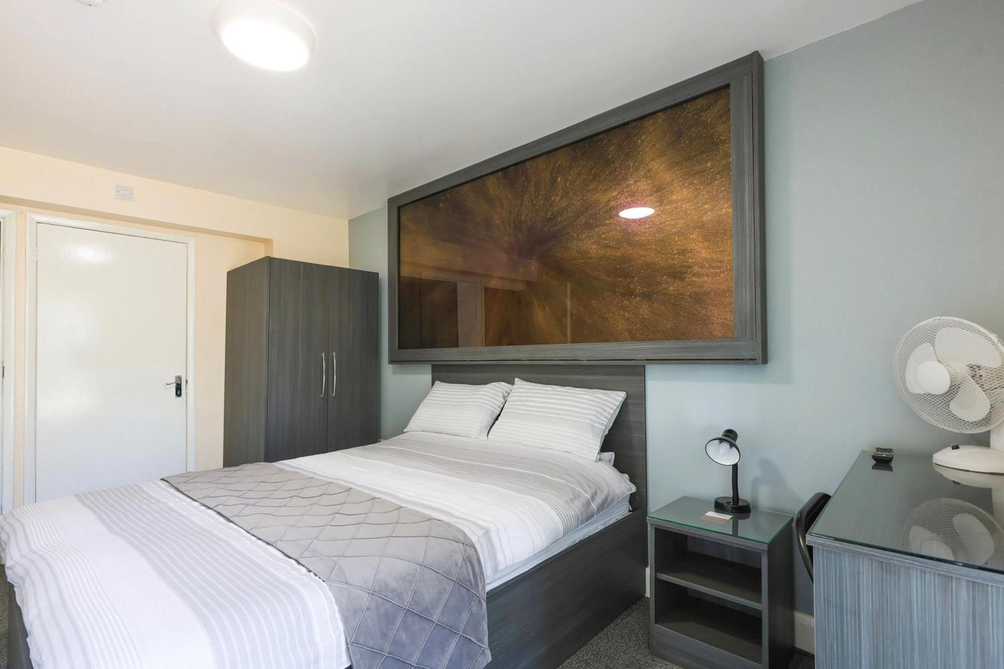 Oyo Honeycroft Lodge Uxbridge Bagian luar foto