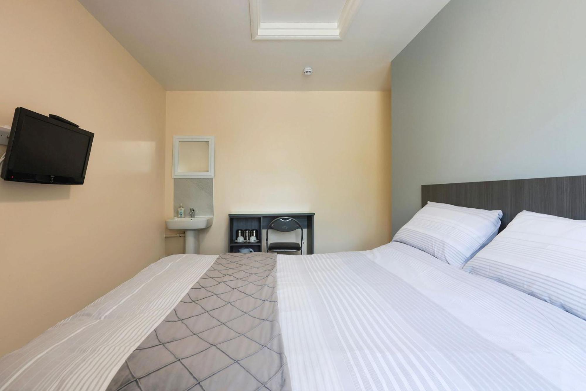 Oyo Honeycroft Lodge Uxbridge Bagian luar foto