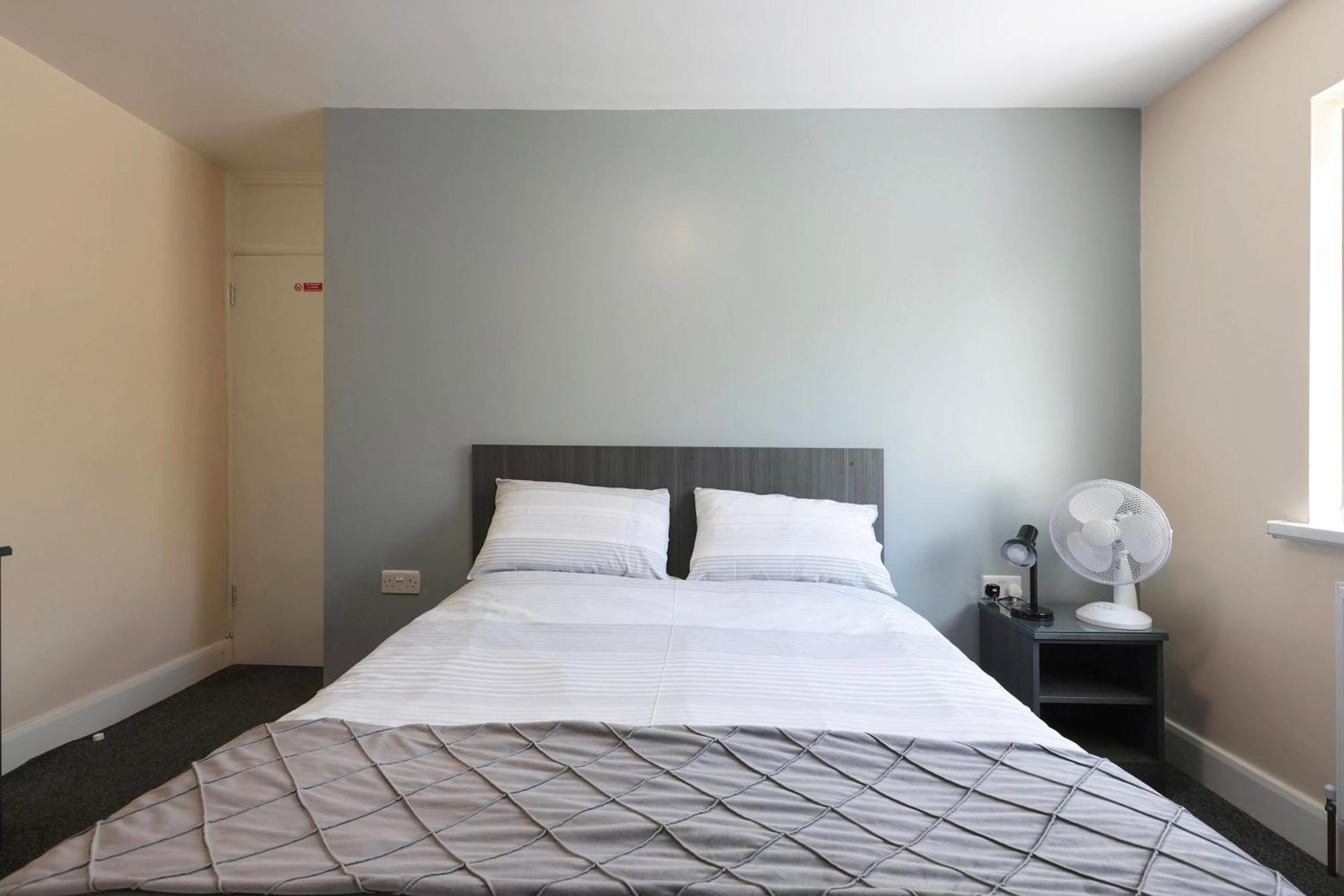 Oyo Honeycroft Lodge Uxbridge Bagian luar foto
