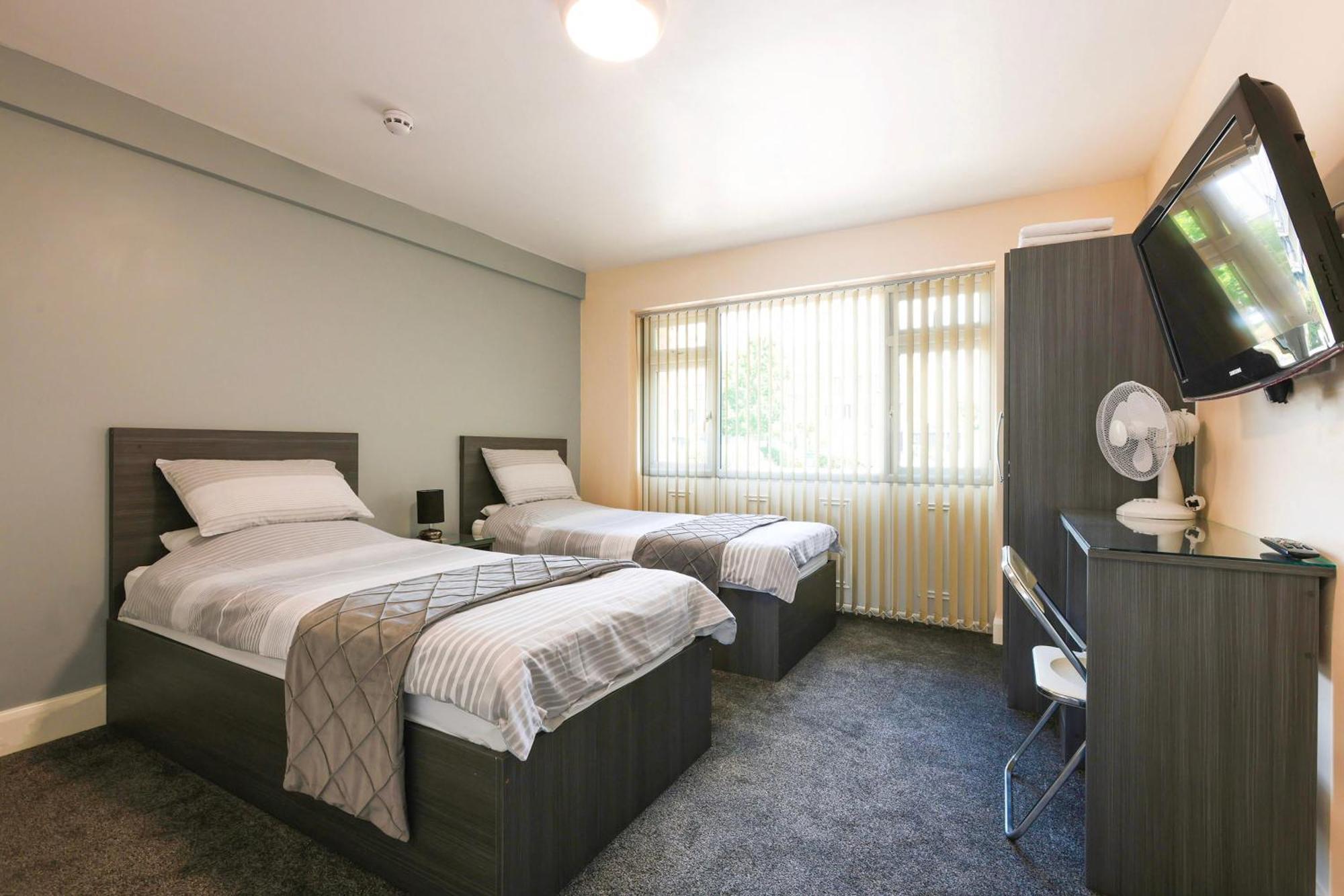 Oyo Honeycroft Lodge Uxbridge Bagian luar foto