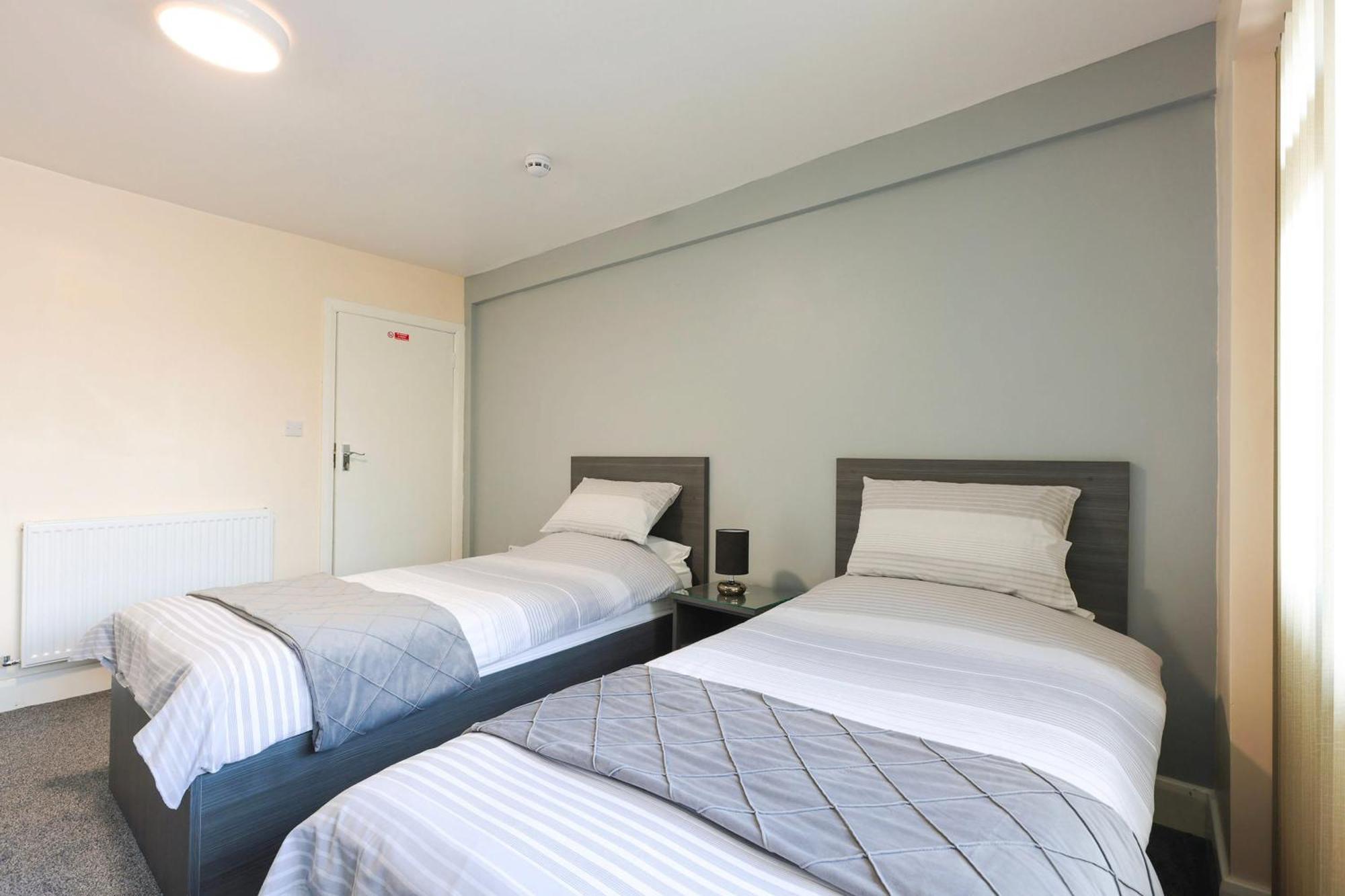 Oyo Honeycroft Lodge Uxbridge Bagian luar foto